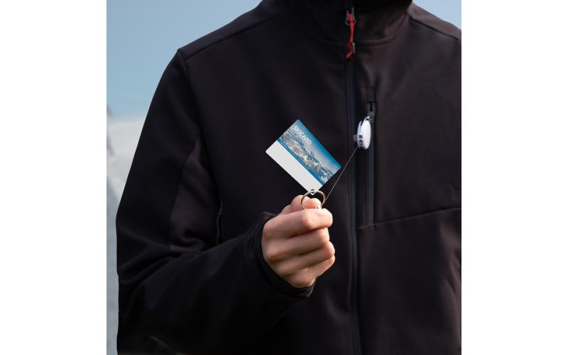 Ski-pass z karabińczykiem, biały